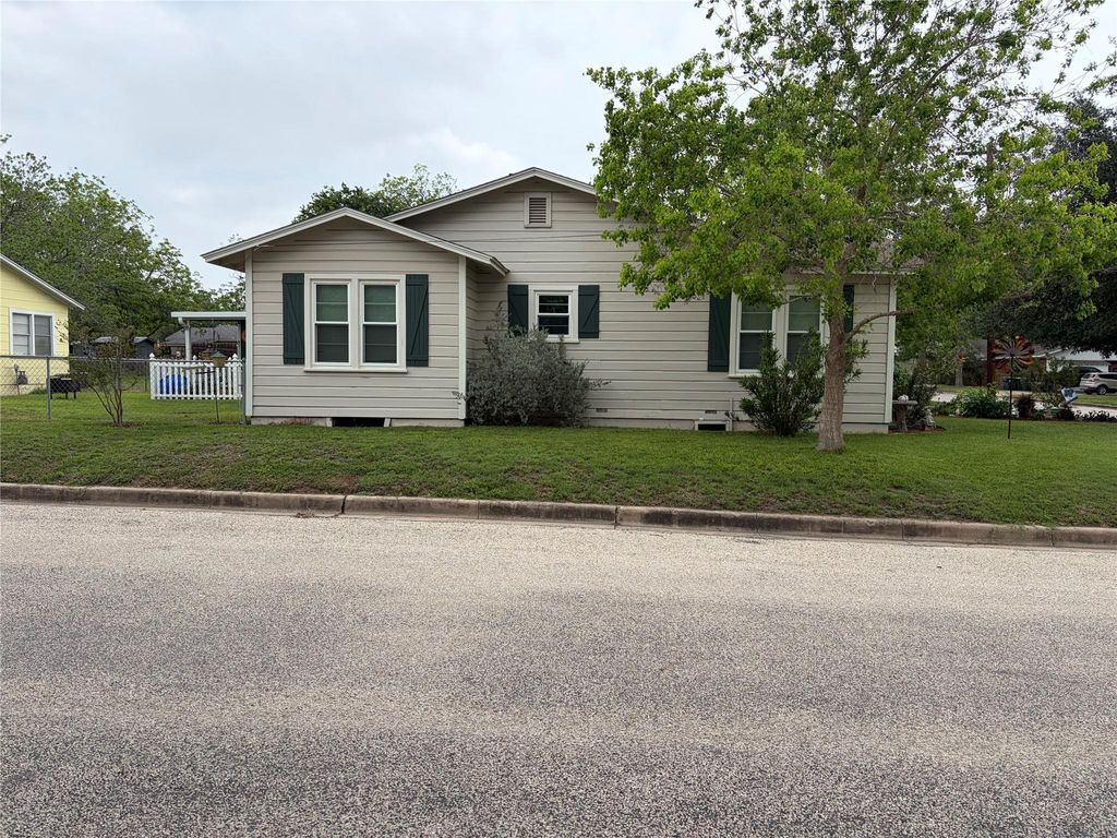 Photo of 421 W 13th Street, Shiner, TX 77984 (MLS # 52956651)