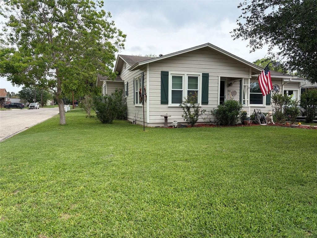 Photo of 421 W 13th Street, Shiner, TX 77984 (MLS # 52956651)