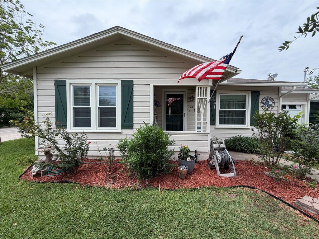 Photo of 421 W 13th Street, Shiner, TX 77984 (MLS # 52956651)