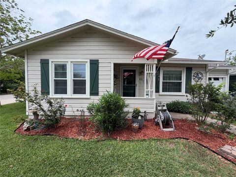 Photo of 421 W 13th Street, Shiner, TX 77984 (MLS # 52956651)