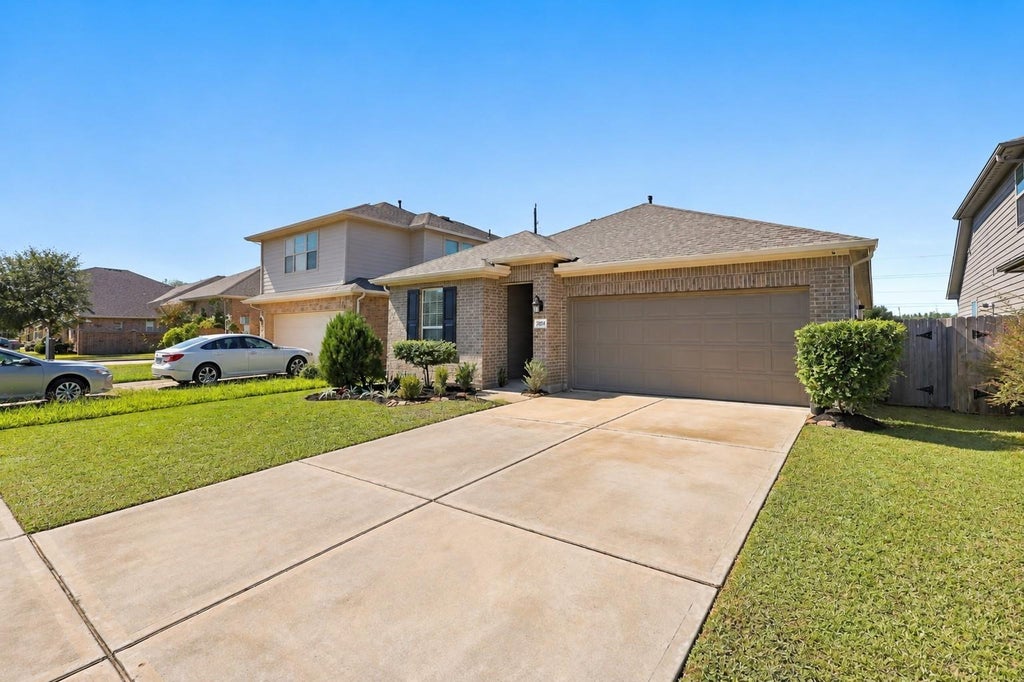 Photo of 7814 Tindarey Maple Trace, Richmond, TX 77407 (MLS # 46103622)