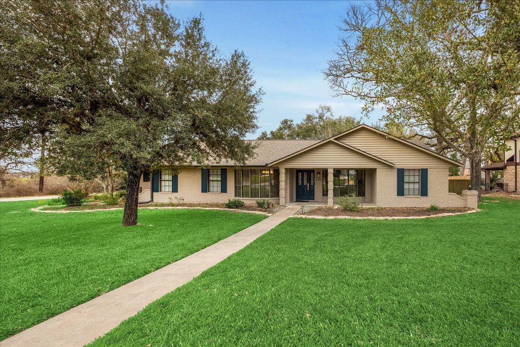 Photo of 209 E Hacienda St, Bellville, TX 77418 (MLS # 6618771)