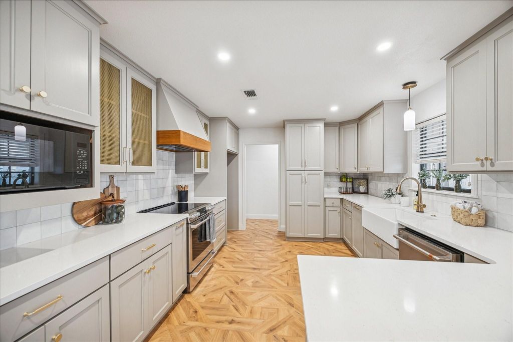 Photo of 209 E Hacienda St, Bellville, TX 77418 (MLS # 6618771)