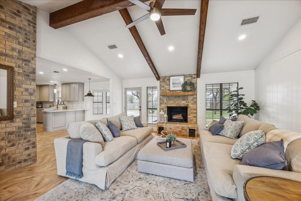 Photo of 209 E Hacienda St, Bellville, TX 77418 (MLS # 6618771)