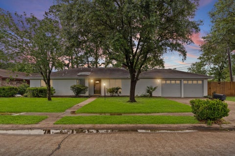 Homes For Sale - 4205 Queenswood Street<br/> Baytown, TX 77521