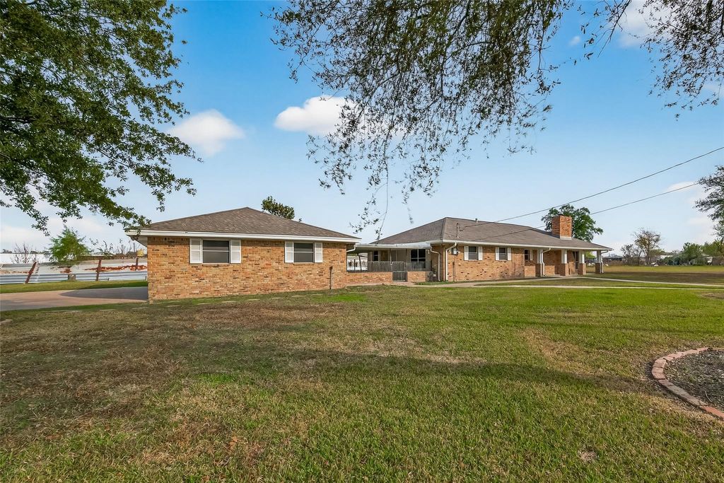 Photo of 10645 Oak Brook Dr Dr, Houston, TX 77013 (MLS # 88346804)