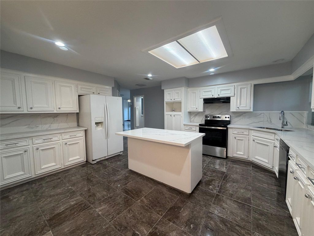 Photo of 15306 La Paloma Dr, Houston, TX 77083 (MLS # 94819979)