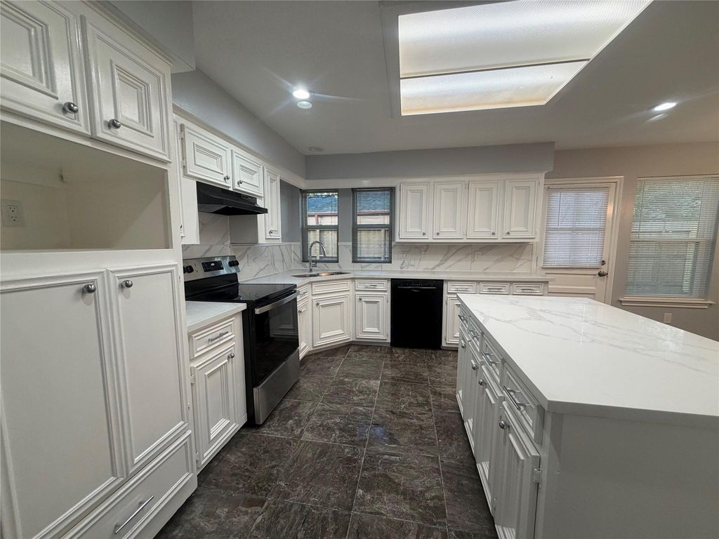 Photo of 15306 La Paloma Dr, Houston, TX 77083 (MLS # 94819979)