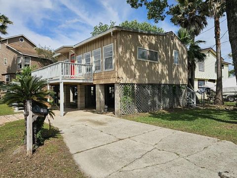 Photo of 702 Narcissus Road, Clear Lake Shores, TX 77565 (MLS # 74172945)