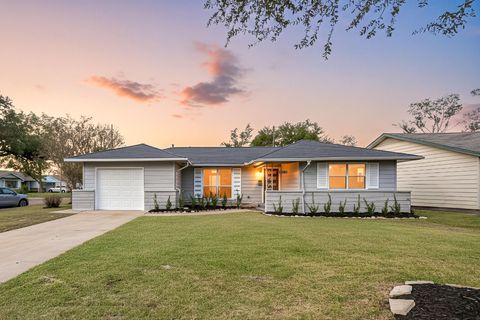 Photo of 8646 Kempridge Street, Houston, TX 77080 (MLS # 61253888)