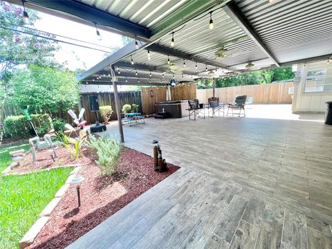 Photo of 8009 Dellanera Drive, Hitchcock, TX 77563 (MLS # 89587230)