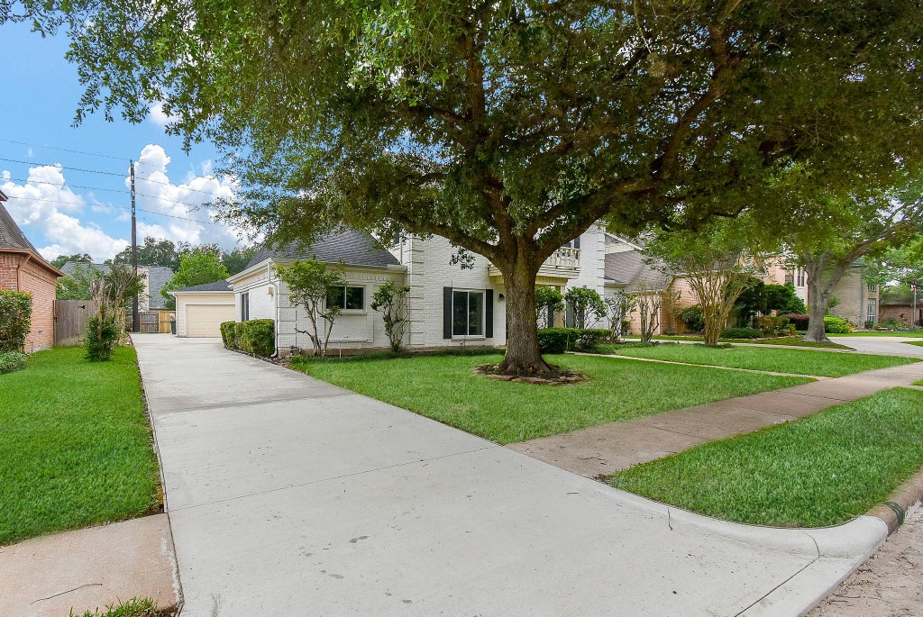 Photo of 1002 Meadowlark Lane, Sugar Land, TX 77478 (MLS # 22188825)
