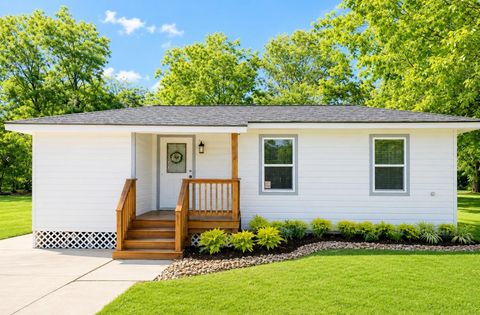 Photo of 58 Hybiscus Court, Lake Jackson, TX 77566 (MLS # 9436925)