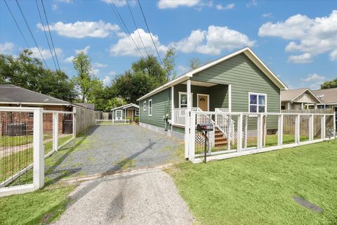 Photo of 5105 Chapman Street, Houston, TX 77009 (MLS # 82984201)