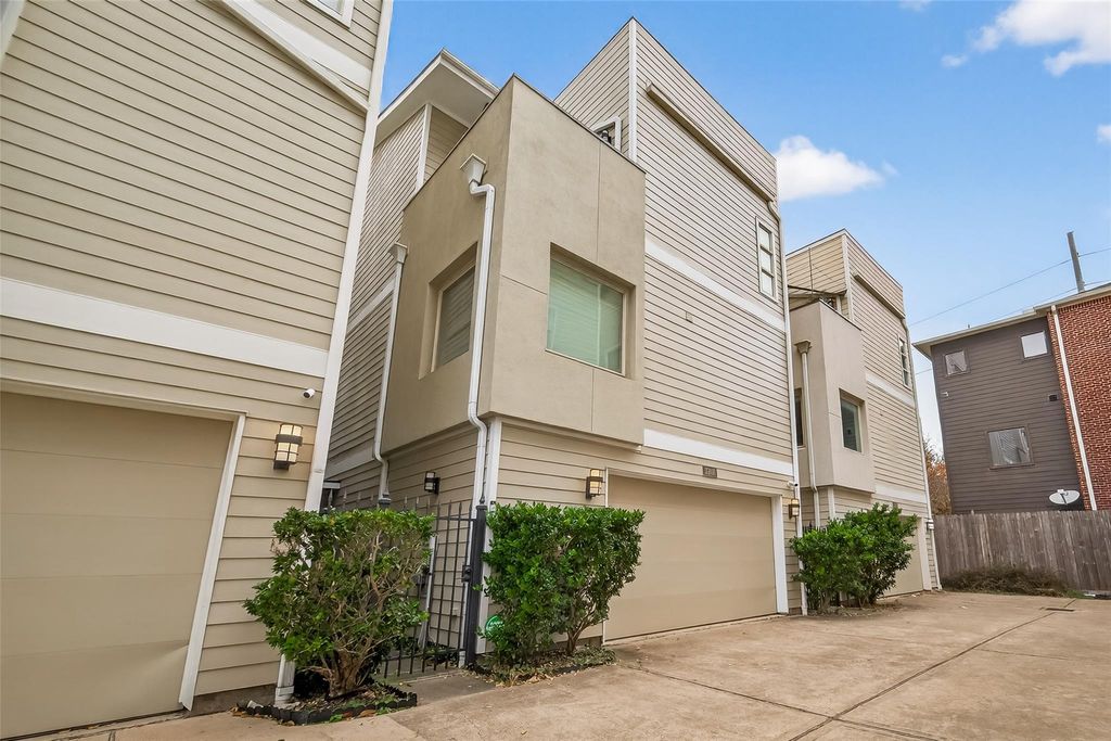 Photo of 1510 Crockett Street #B, Houston, TX 77007 (MLS # 61627783)