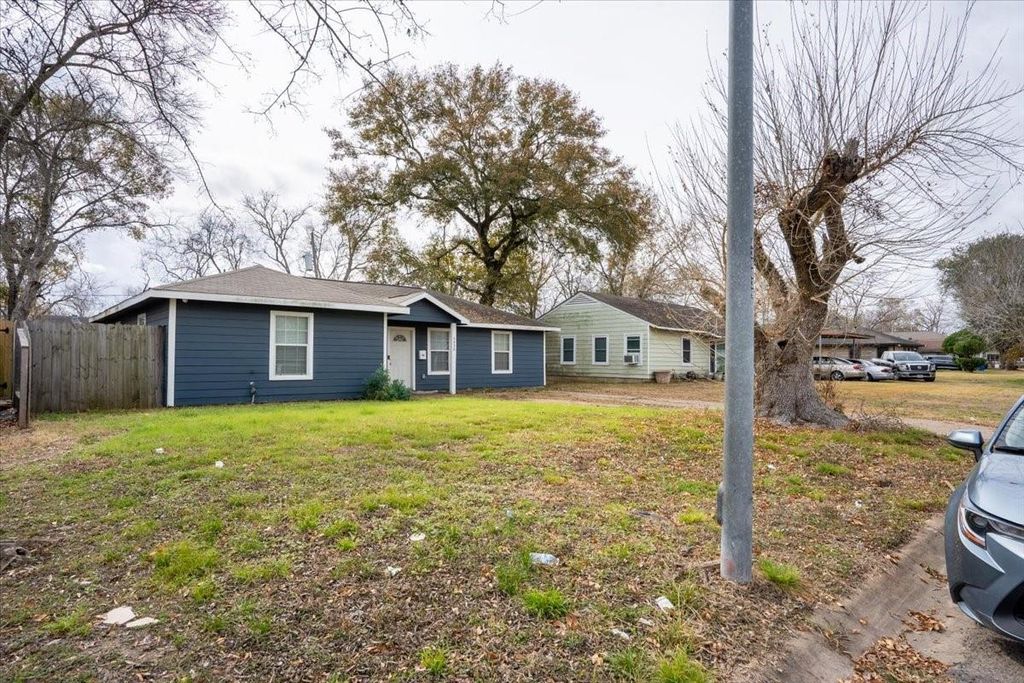 Photo of 5938 Southlark Street, Houston, TX 77033 (MLS # 58182384)