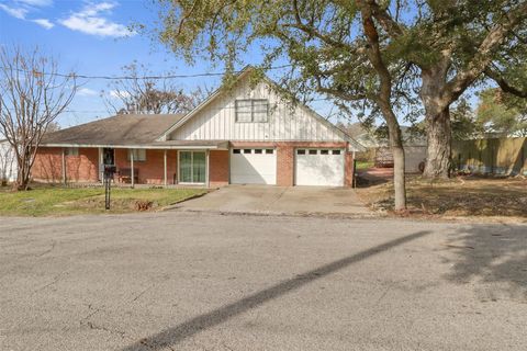 Photo of 110 S 9th Street, Highlands, TX 77562 (MLS # 43335303)