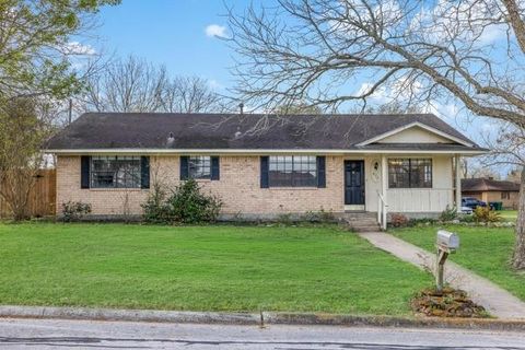 Homes For Sale - 215 Edward Lane<br/> Washington County, Brenham, TX 77833