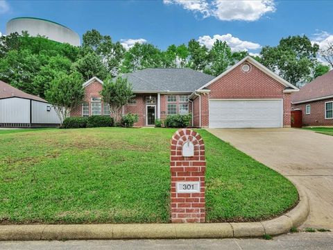 Photo of 301 Whitehouse Oaks Street, Lufkin, TX 75901 (MLS # 29669442)