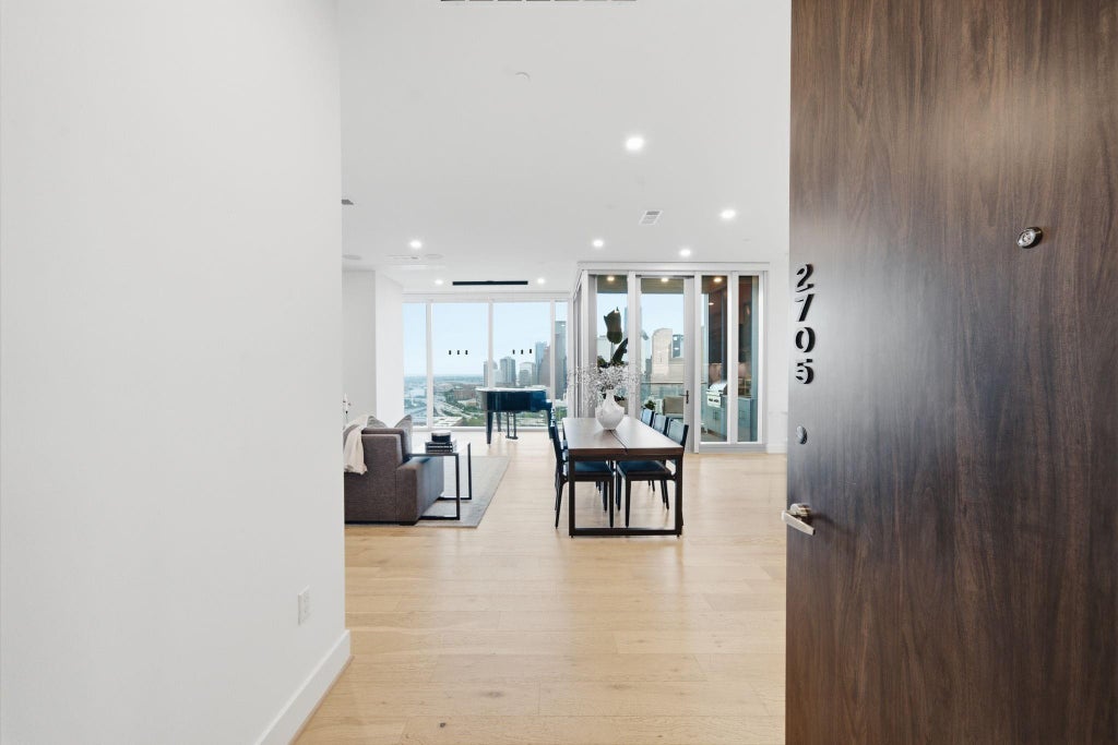 Photo of 1711 Allen Parkway #2705, Houston, TX 77019 (MLS # 26125989)