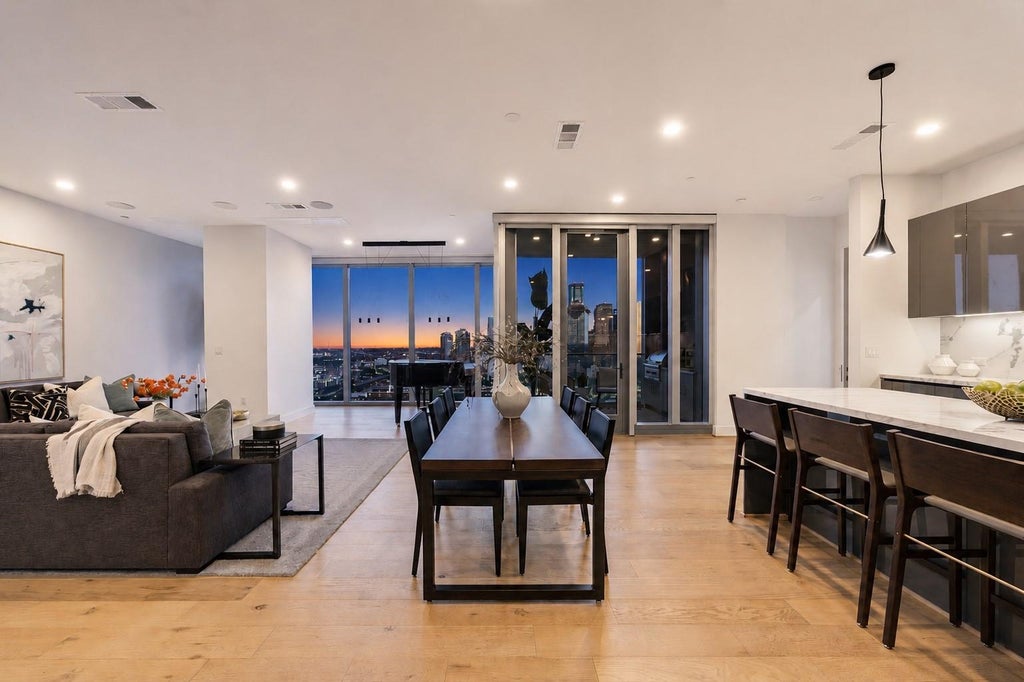 Photo of 1711 Allen Parkway #2705, Houston, TX 77019 (MLS # 26125989)
