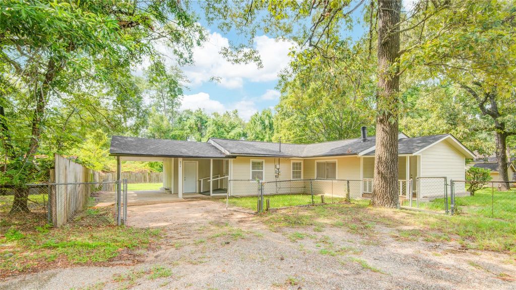 Photo of 804 Chickasaw Drive, Conroe, TX 77316 (MLS # 83658167)