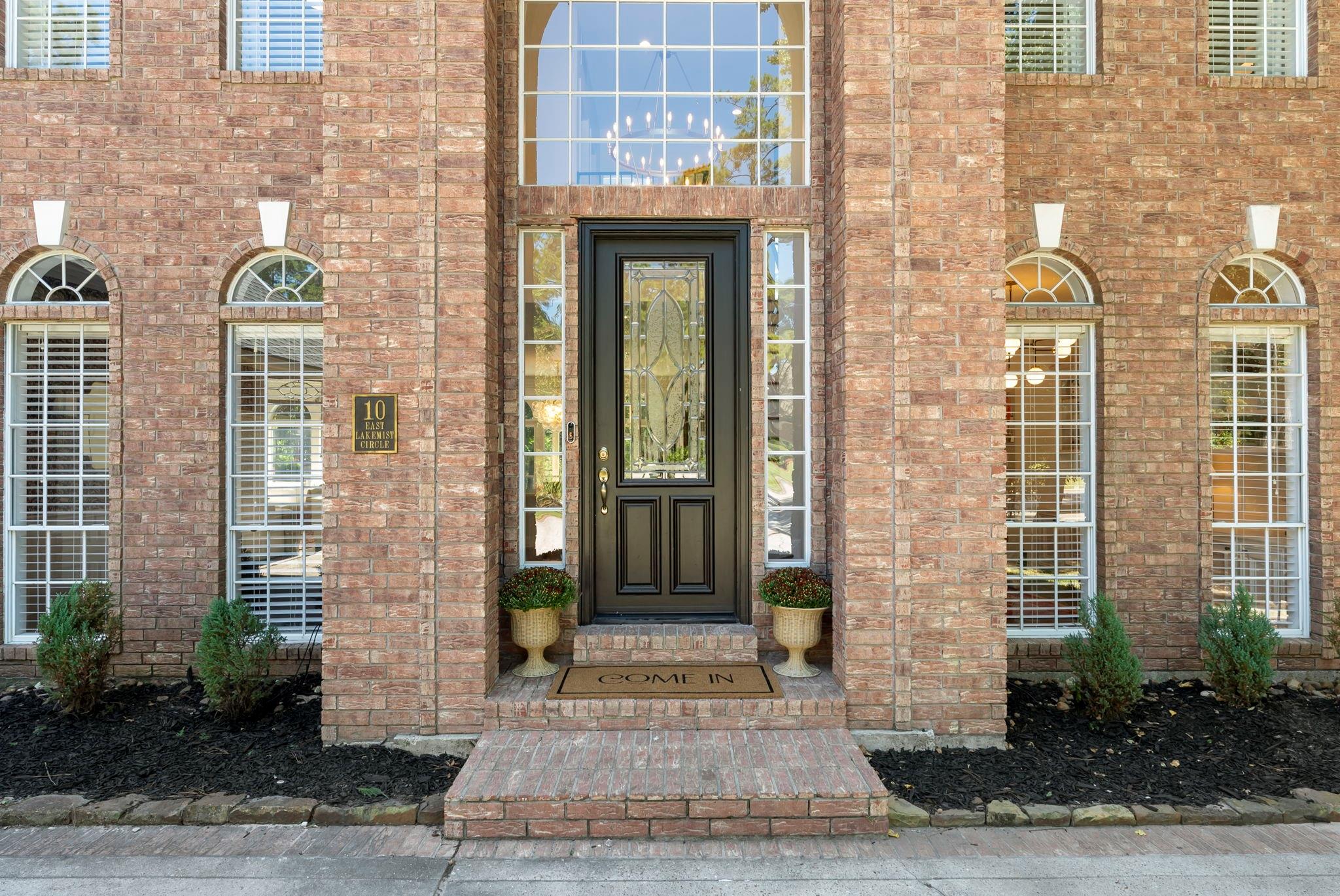 10 E Lakemist Circle