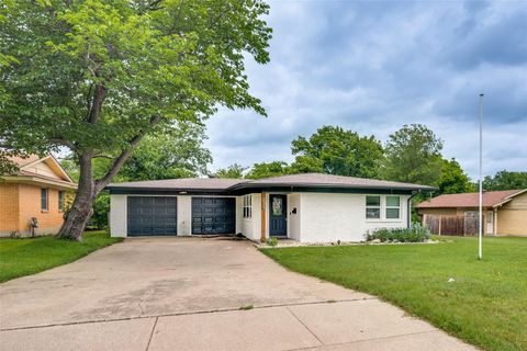 Photo of 5204 Trail Lake Drive, Fort Worth, TX 76133 (MLS # 20881217)