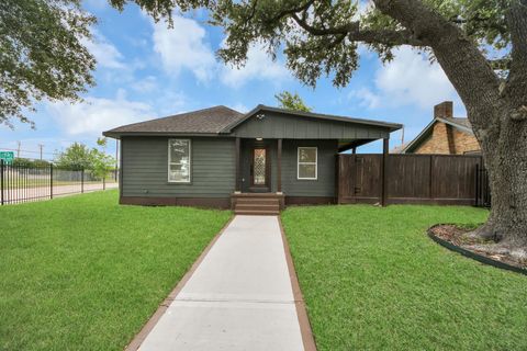 Photo of 1403 Munger Street, Houston, TX 77023 (MLS # 49393160)