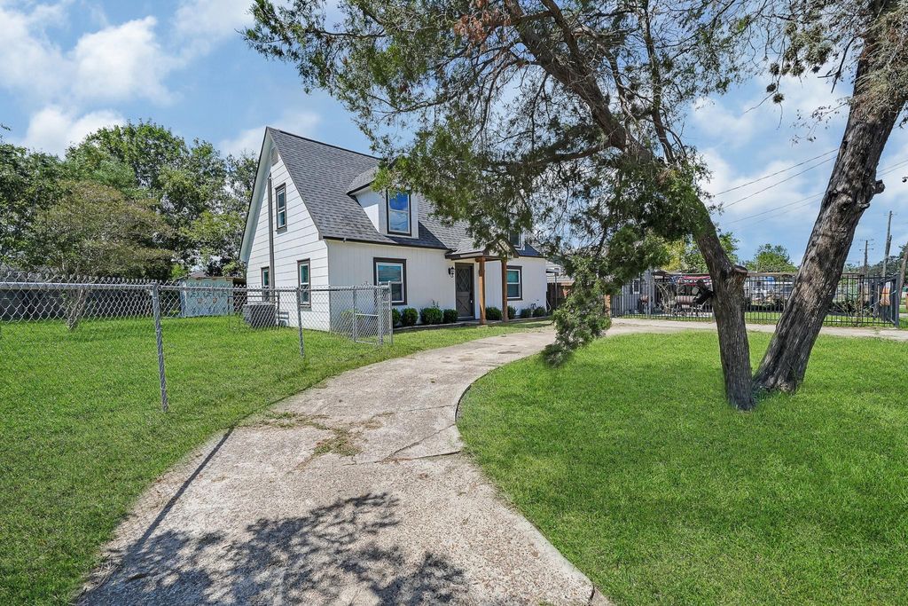 Photo of 7323 Farnsworth Street, Houston, TX 77022 (MLS # 52184393)