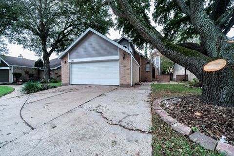 Photo of 11611 Glenwolde Drive, Houston, TX 77099 (MLS # 77262423)