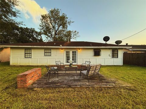 Tiny photo for 749 County Road 774, Buna, TX 77612 (MLS # 9179905)