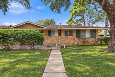 Townhouse For Sale - 16584 Buccaneer Lane<br/> Houston, TX 77062