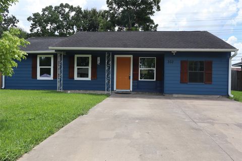 Photo of 302 Delta Street, Pasadena, TX 77506 (MLS # 41598374)