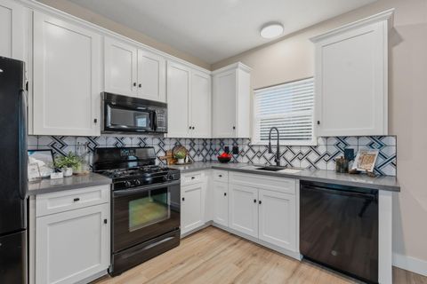 Tiny photo for 226 Sydnor Street, Houston, TX 77020 (MLS # 68299129)