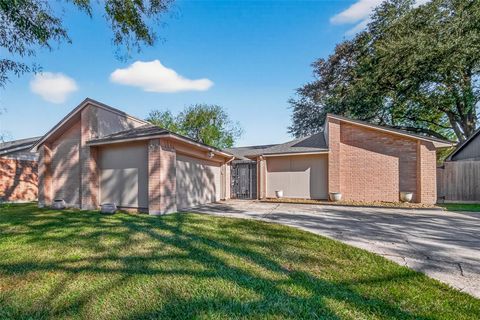 Photo of 17043 Coachmaker Drive, Friendswood, TX 77546 (MLS # 97680857)