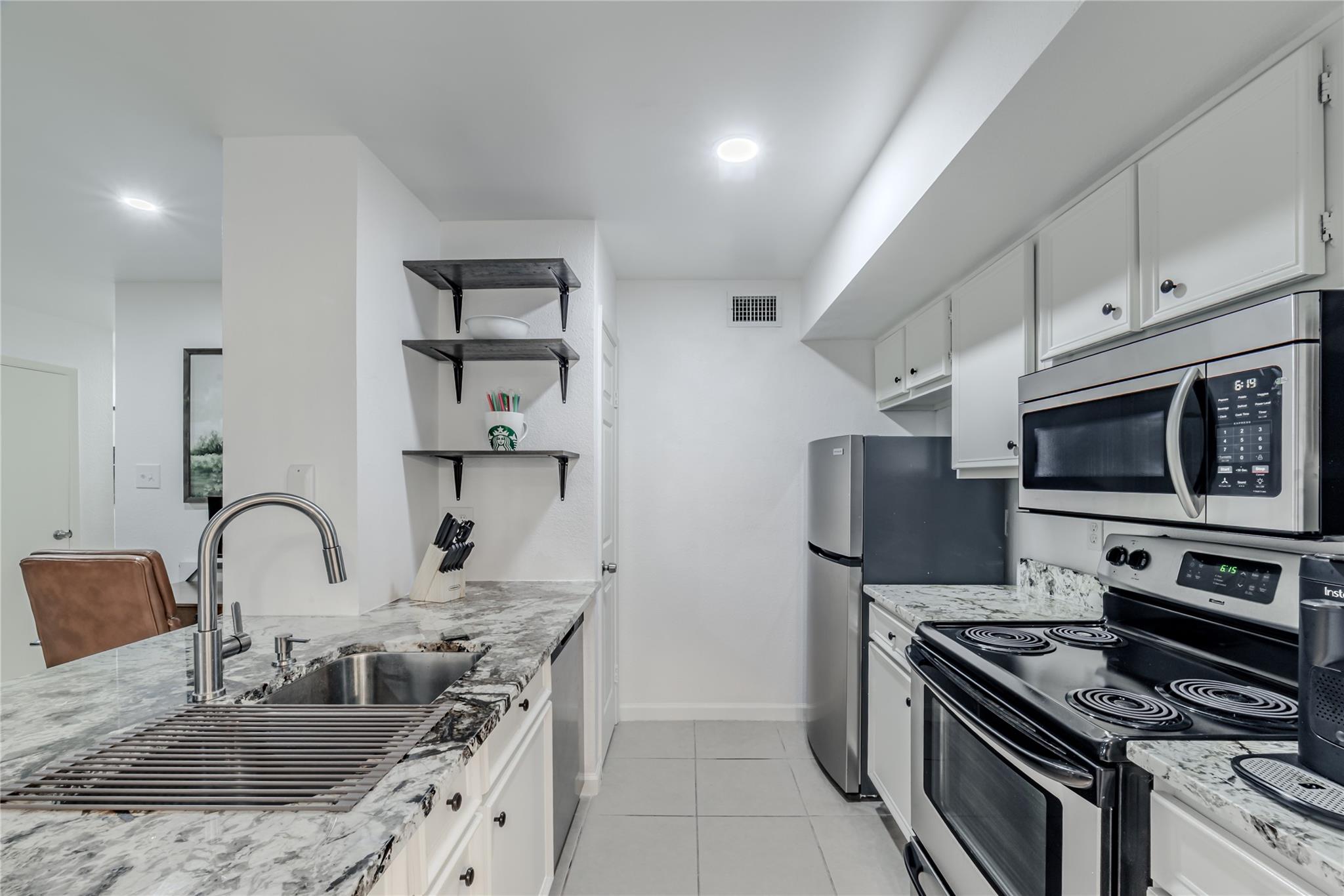 Houston, Texas 77063, United States, 1 Bedroom Bedrooms, ,1 BathroomBathrooms,Residential,Pending,211078