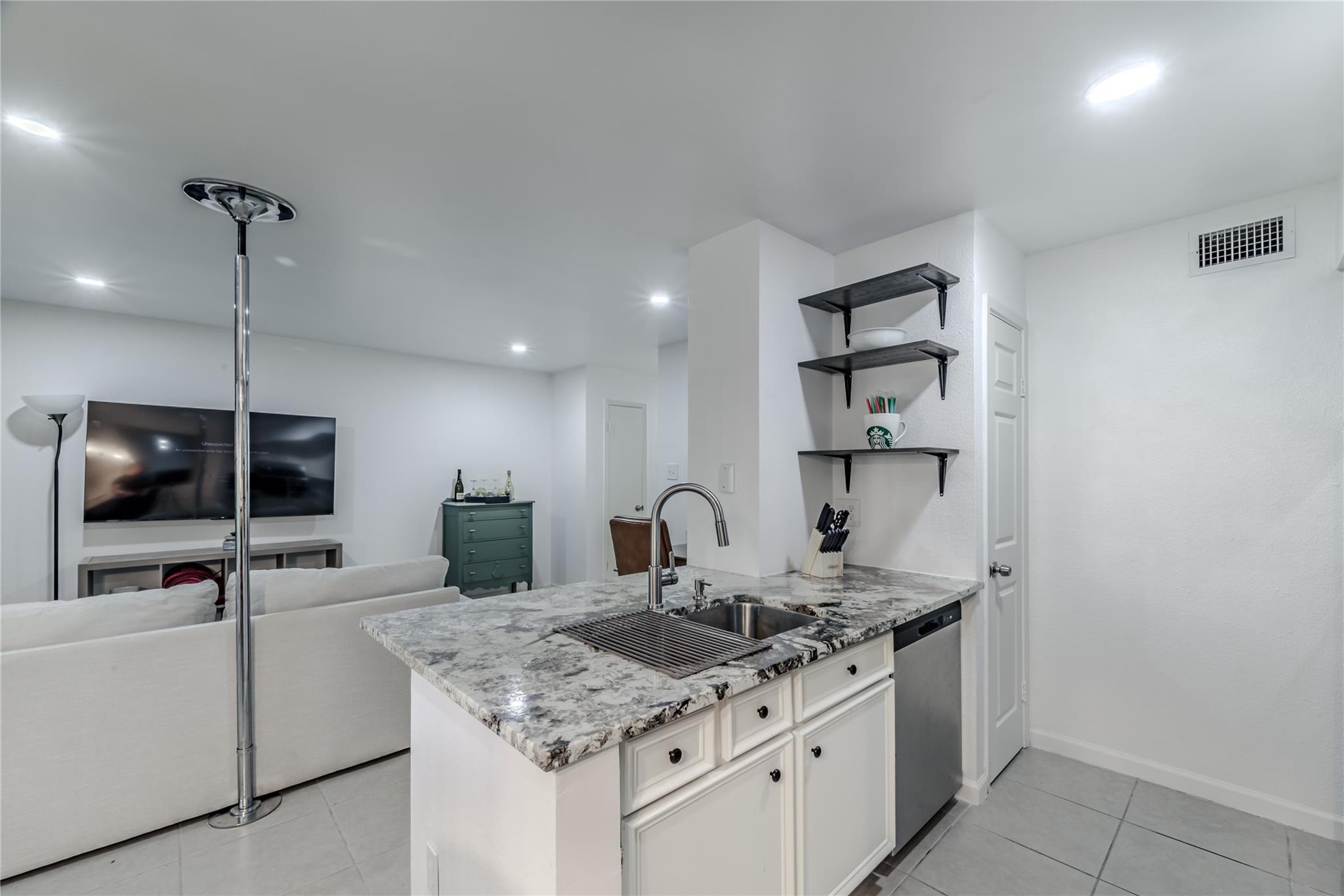 Houston, Texas 77063, United States, 1 Bedroom Bedrooms, ,1 BathroomBathrooms,Residential,Pending,211078