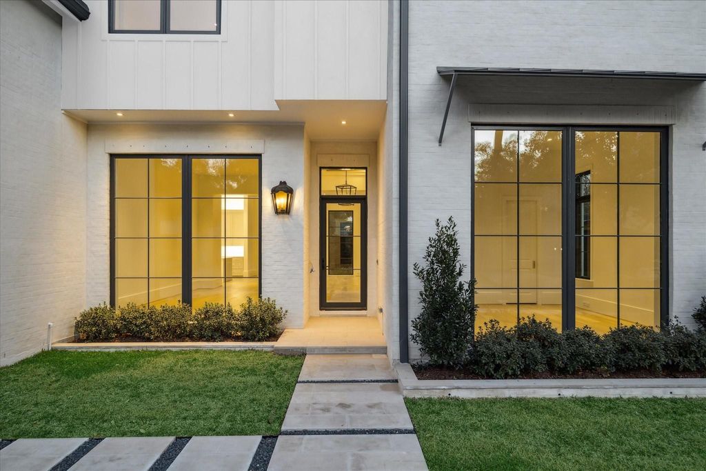 Photo of 2711 Eastgrove Lane, Houston, TX 77027 (MLS # 82063296)