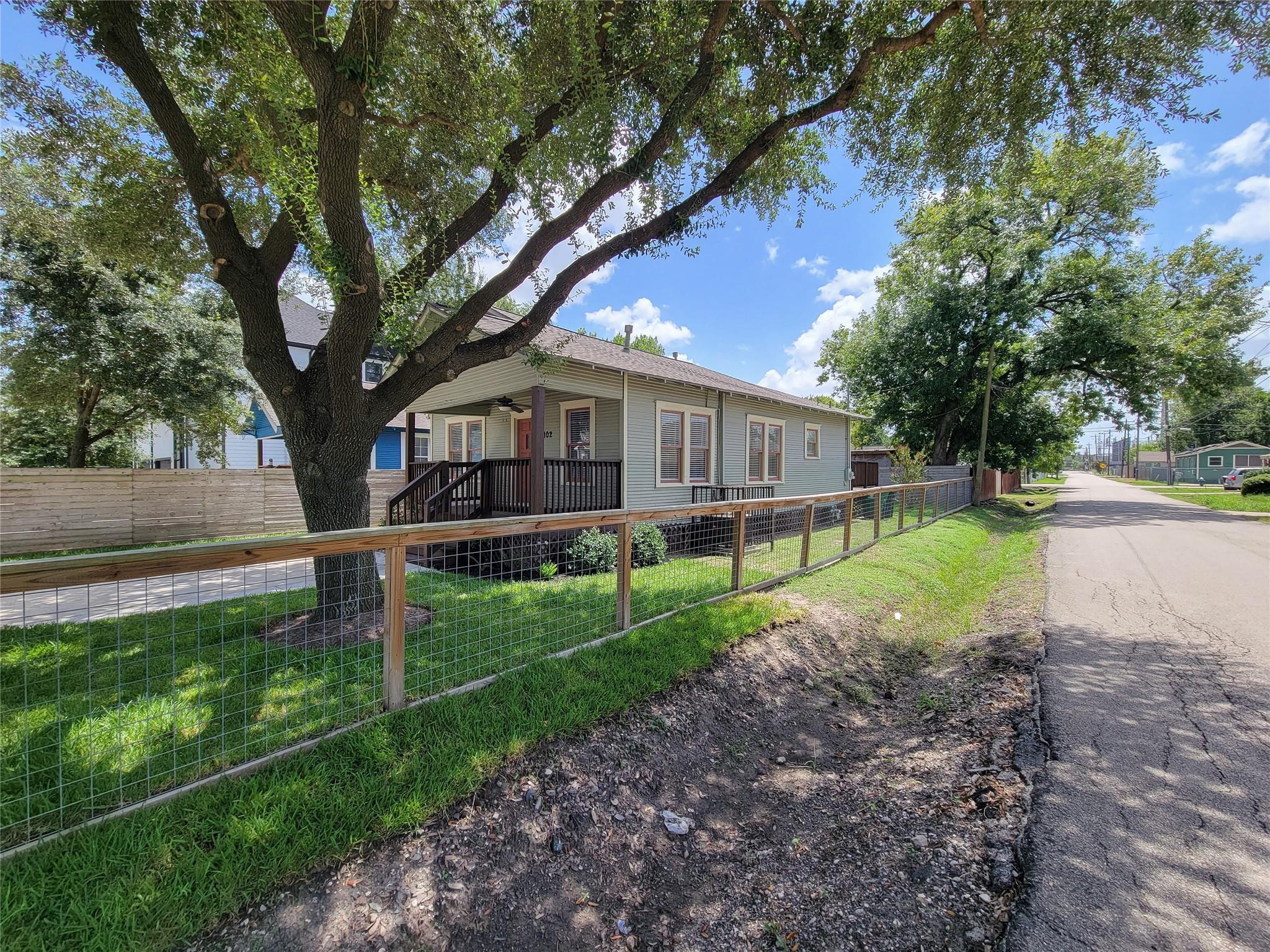 802 E 39th