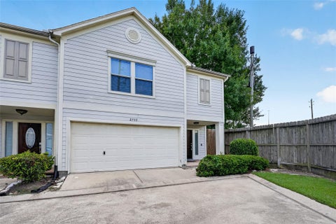 Townhouse For Sale - 2735 Woodridge Manor Drive<br/> Harris County, Houston, TX 77087