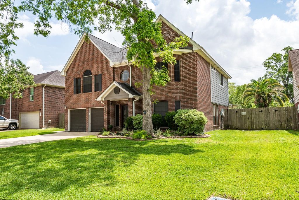Photo of 1015 Highlands Woods Drive Dr, Highlands, TX 77562 (MLS # 54794584)