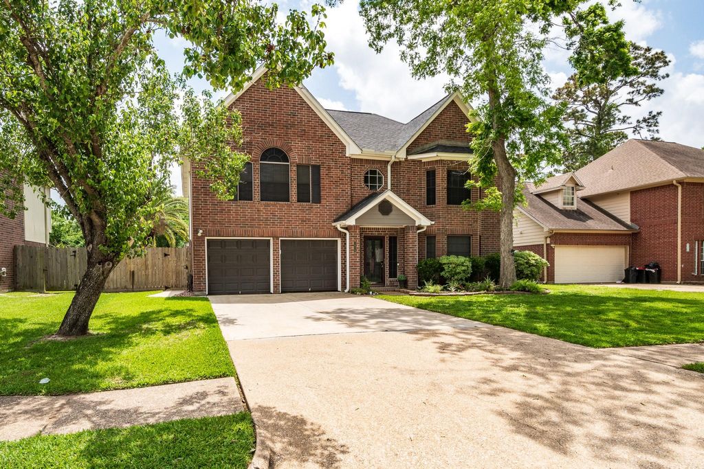Photo of 1015 Highlands Woods Drive Dr, Highlands, TX 77562 (MLS # 54794584)