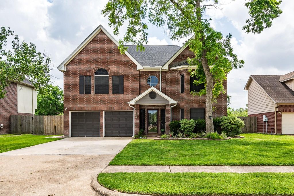Photo of 1015 Highlands Woods Drive Dr, Highlands, TX 77562 (MLS # 54794584)