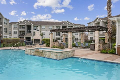 Photo of 14807 Woodland Hills Drive #7104, Houston, TX 77396 (MLS # 22844003)