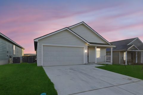 Homes For Sale - 1052 Shutter Way<br/> Kerrville, TX 78028