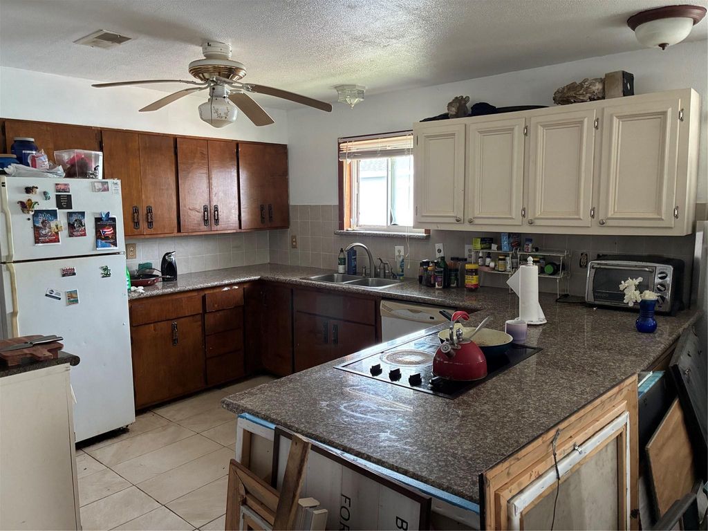 Photo of 16610 Jamaica Inn Road, Jamaica Beach, TX 77554 (MLS # 93076641)