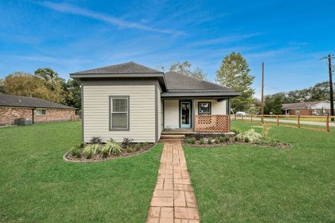 Photo of 125 N Shirley St St, Alvin, TX 77511 (MLS # 79218537)