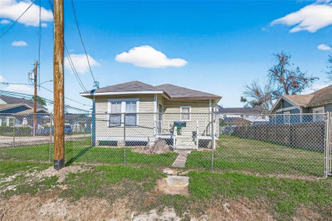 Homes For Sale - 1110 Mathis Street<br/> Houston, TX 77009