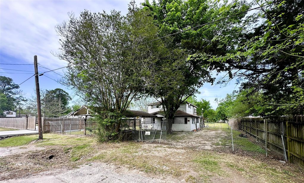 Photo of 207 S 5th Street, Highlands, TX 77562 (MLS # 415058)